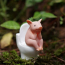 Miniatura de Porquinho Sentado no Vaso – Enfeite de Mesa Divertido