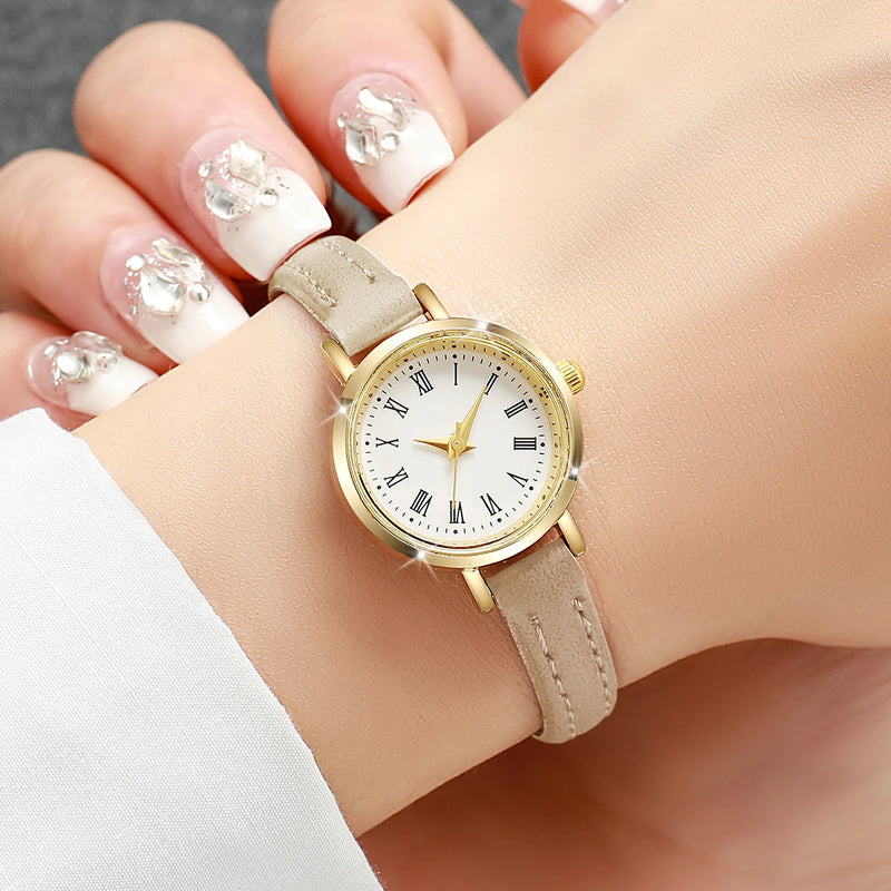 Relógio Feminino Elegante – Mostrador Romano Pequeno, Pulseira de Couro, Estilo Clássico e Sofisticado