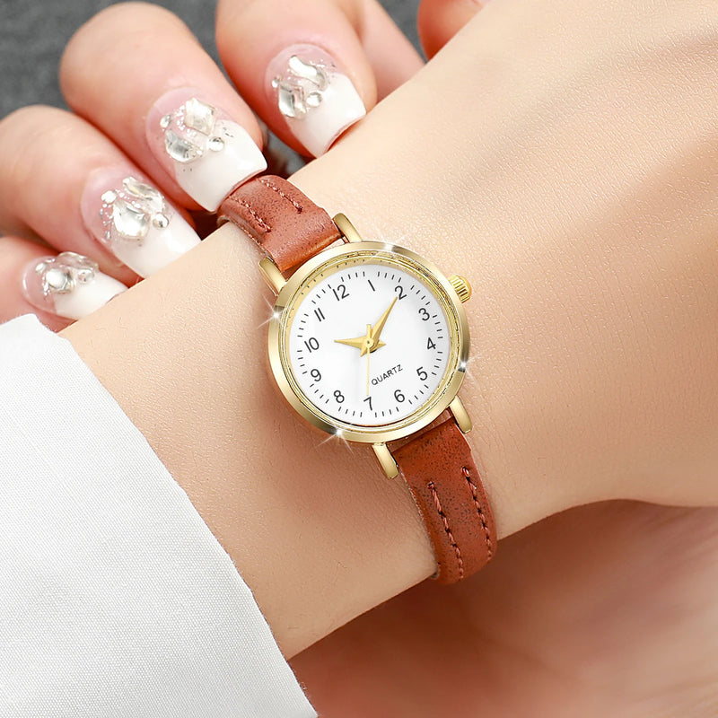 Relógio Feminino Elegante – Mostrador Romano Pequeno, Pulseira de Couro, Estilo Clássico e Sofisticado