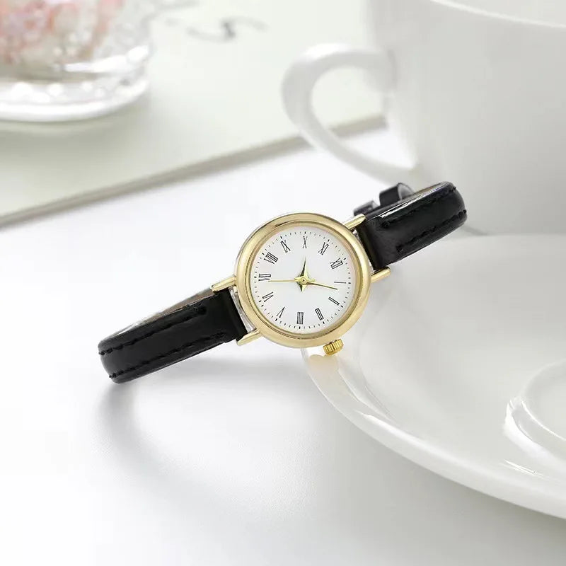 Relógio Feminino Elegante – Mostrador Romano Pequeno, Pulseira de Couro, Estilo Clássico e Sofisticado