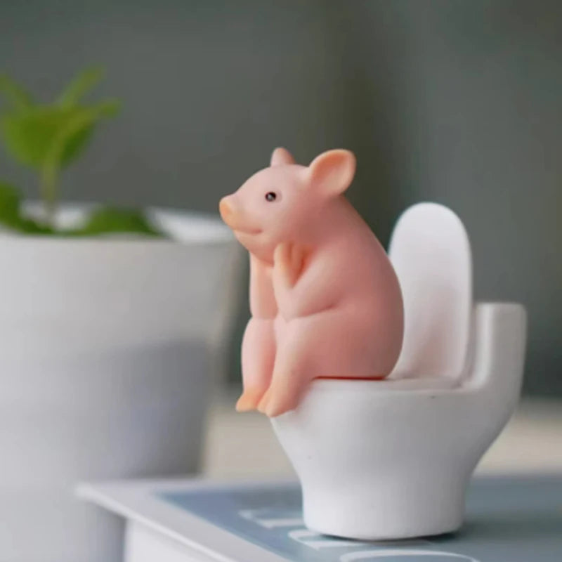 Miniatura de Porquinho Sentado no Vaso – Enfeite de Mesa Divertido