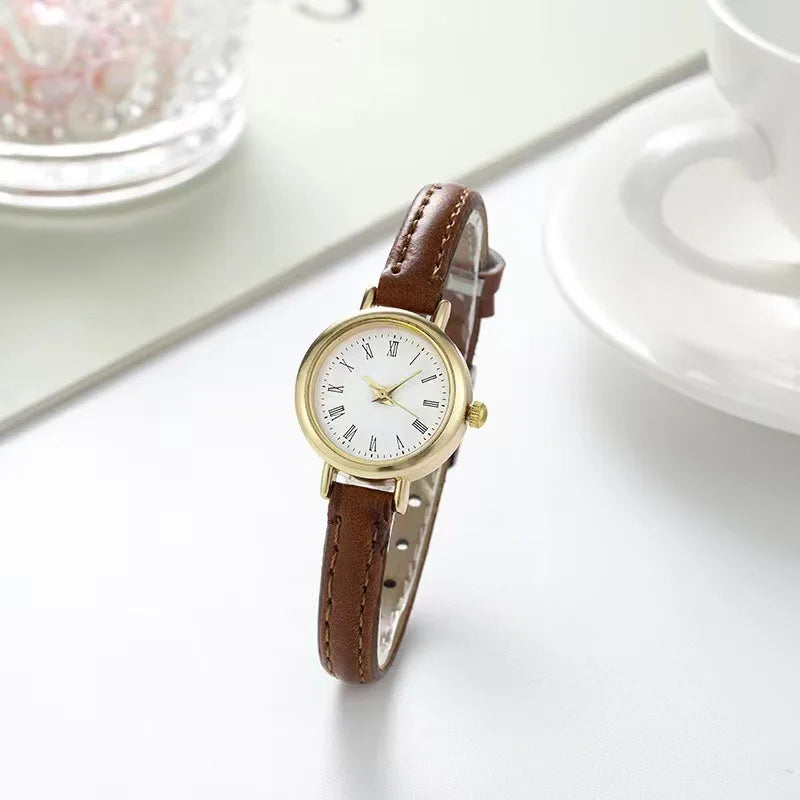 Relógio Feminino Elegante – Mostrador Romano Pequeno, Pulseira de Couro, Estilo Clássico e Sofisticado