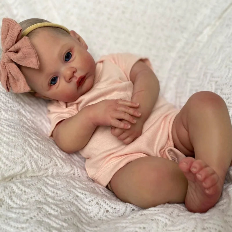 Boneca Reborn NPK 18” Meadow – Corpo de Tecido Macio, 100% Feito à Mão com Pele 3D e Veias Visíveis | Boneca Artística de Coleção | Presente de Natal