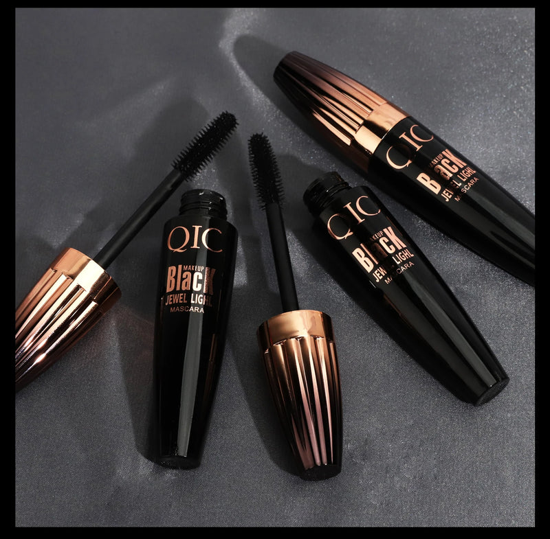 Máscara de Cílios 4D à Prova d’Água – Volume Extra, Curvatura Perfeita e Efeito Olhos Grandes