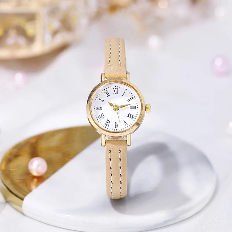 Relógio Feminino Elegante – Mostrador Romano Pequeno, Pulseira de Couro, Estilo Clássico e Sofisticado