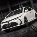 Miniatura Toyota Corolla 1:32 – Liga Metálica com Portas Abertas, Luz e Som, Sistema Pull Back, Coleção e Presente Infantil