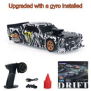 Mini Carro de Drift RC 1:43 com Giroscópio – Versão Atualizada 2.4G 4WD | Brinquedo de Corrida com Cones de Trânsito